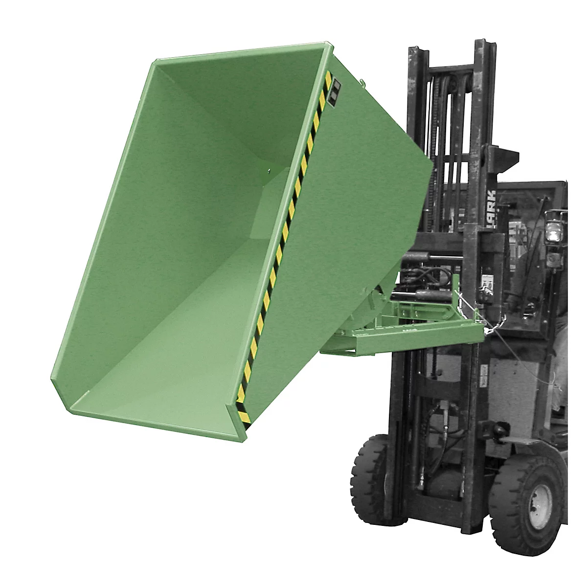 Benne basculante verte fixée sur un chariot élévateur. Avec bandes d'avertissement noires et jaunes. Benne basculante relevée.