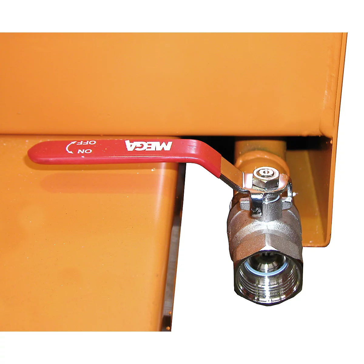 Gros plan sur un conteneur orange avec un robinet actionné par un levier rouge.