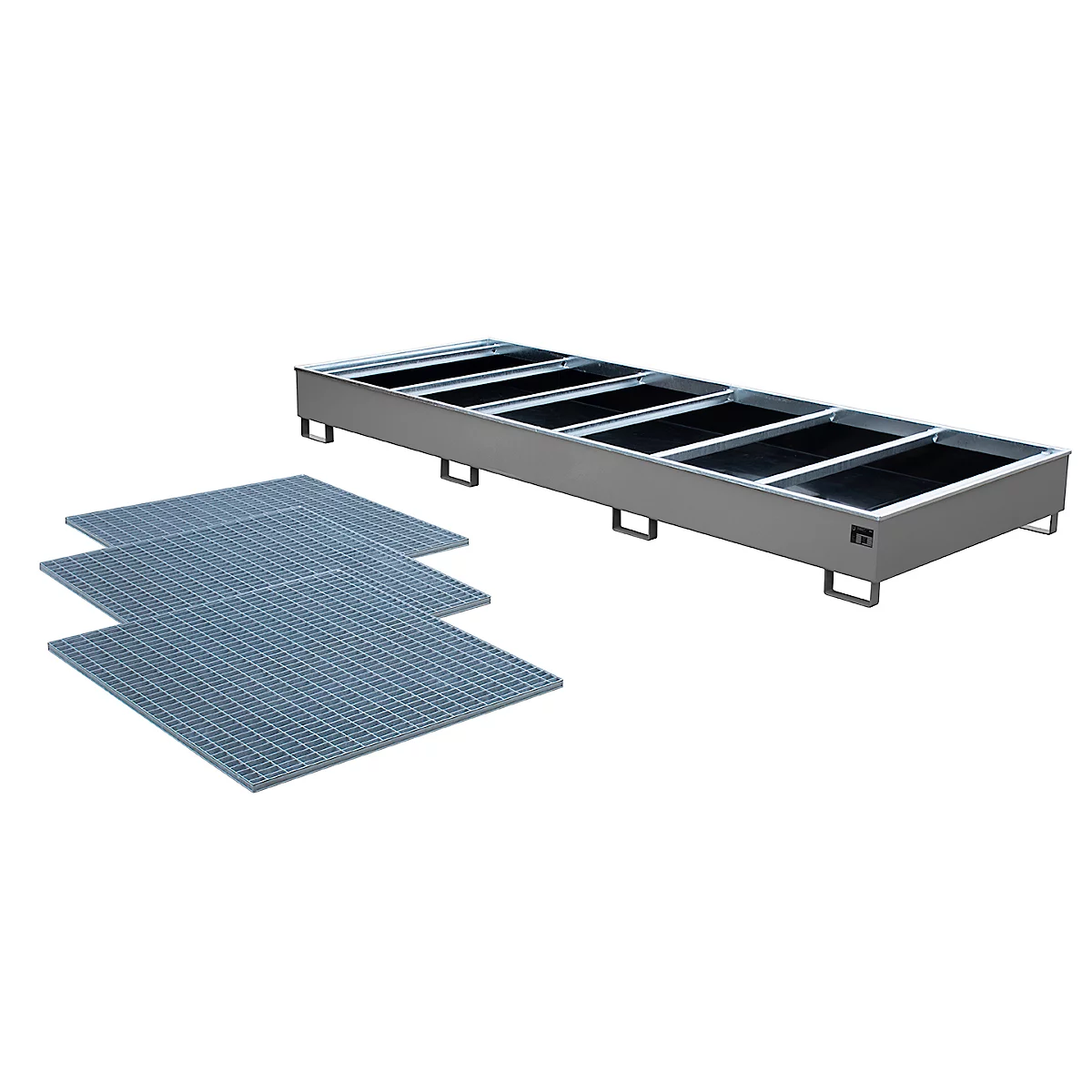 Bac métallique et caillebotis en grille, gris. Le bac est rectangulaire, posé sur des pieds. Trois caillebotis en grille sont posés à côté.