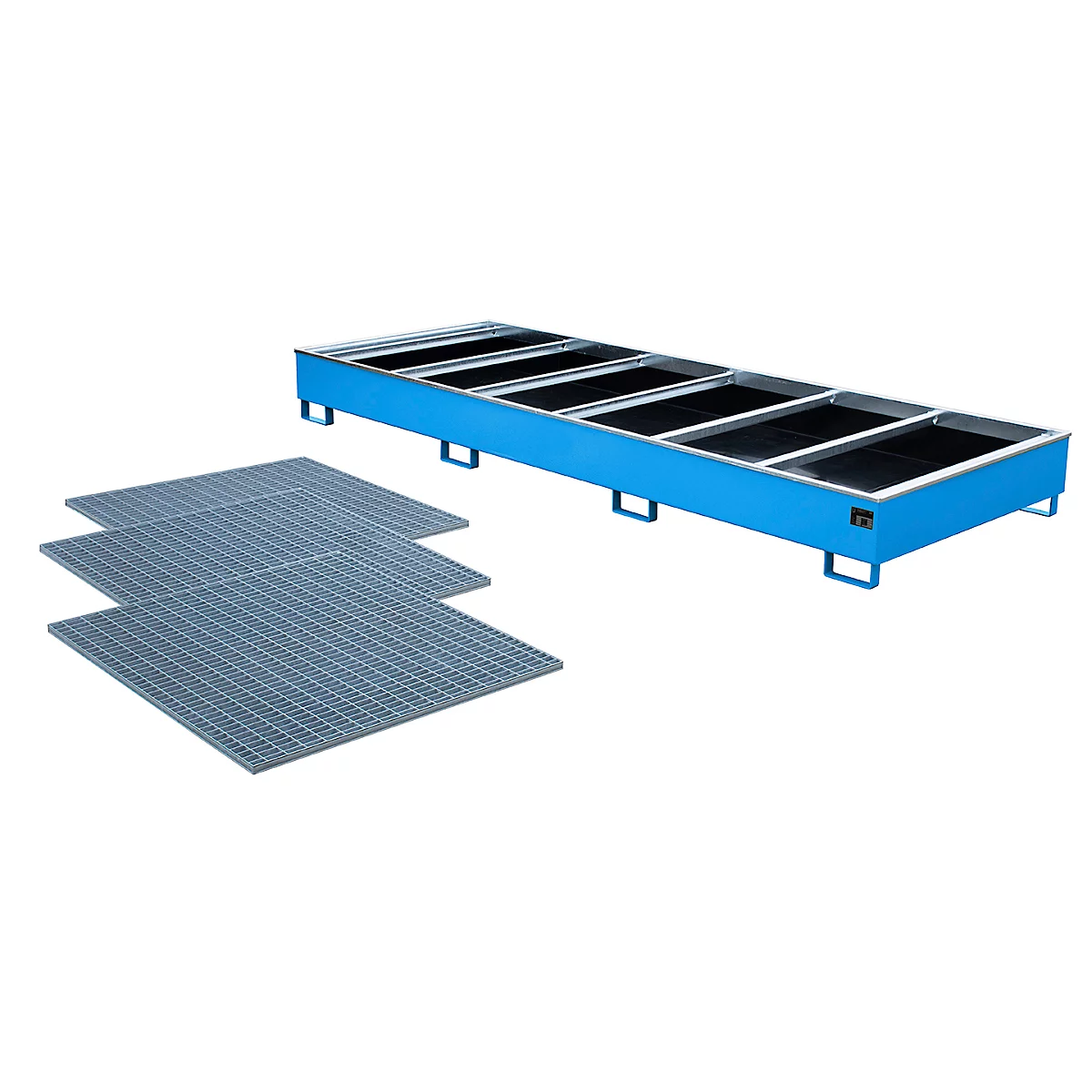 Bac de rétention bleu avec grilles. Trois grilles sont posées à côté.