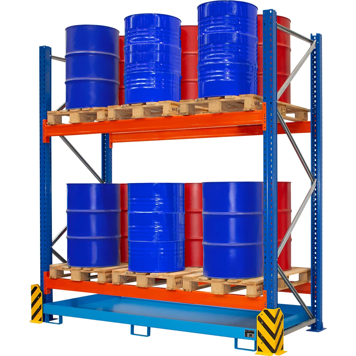 Magazijnrek met blauwe en rode vaten op pallets.