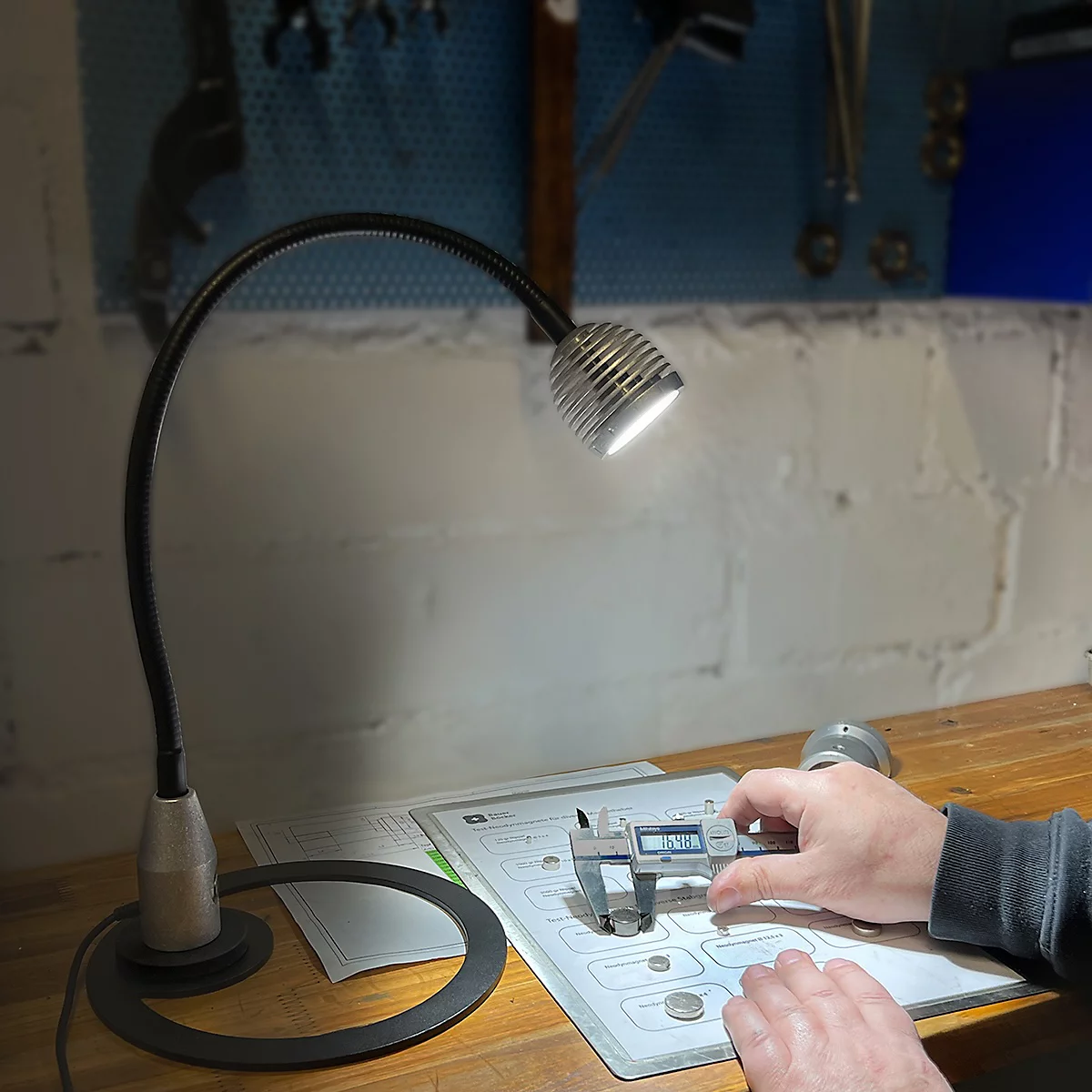 Bauer &amp; Böcker Flexi LED werklamp, 4,5 W, 450 lm, 5500 K, dimbaar, kantelbaar, magneetvoet, IP65, L 610 mm, aluminium, grijs-zwart