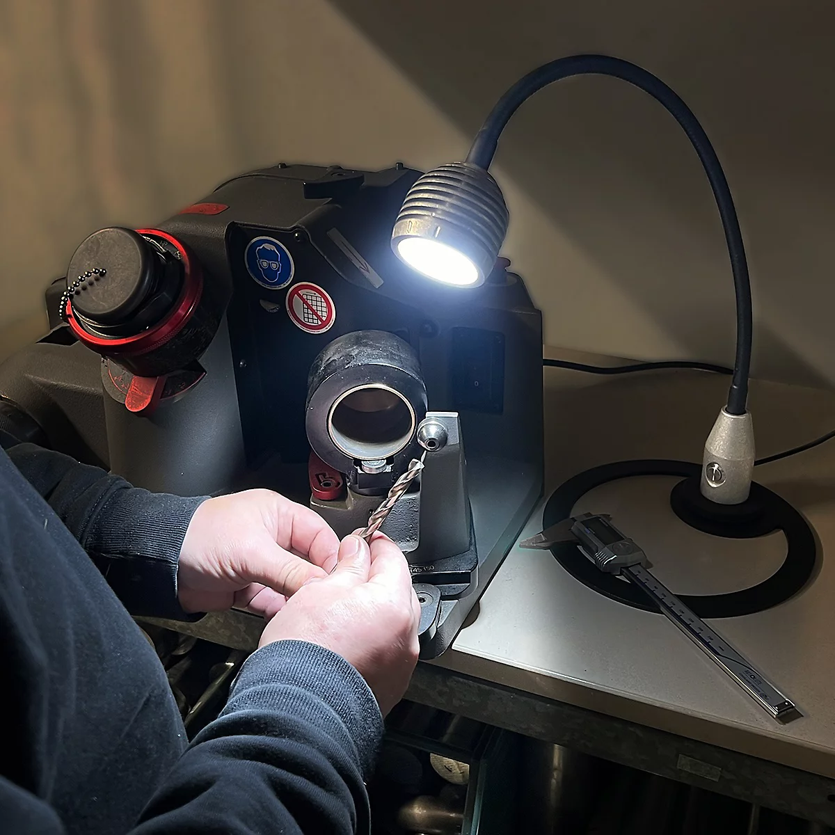 Bauer &amp; Böcker Flexi LED werklamp, 4,5 W, 450 lm, 5500 K, dimbaar, kantelbaar, magneetvoet, IP65, L 610 mm, aluminium, grijs-zwart