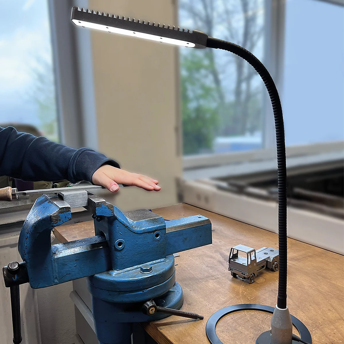 Bauer &amp; Böcker LED werkschijnwerper, 10 W, 950 lm, 5500 K, kantelbaar, dimbaar, magnetische voet, IP65, L 850 mm, aluminium, grijs-zwart