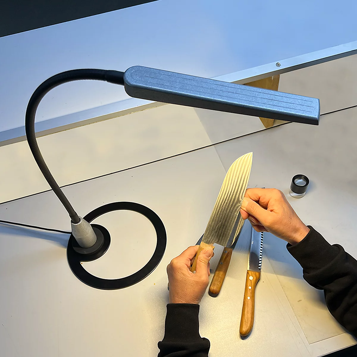 Bauer &amp; Bücker LED werklamp Silhouette, 10 W, 960 lm, 2700-5500 K, kantelbaar, gebarenbediening, dimbaar, magnetische voet, IP65, L 750 mm, aluminium, grijs-zwart