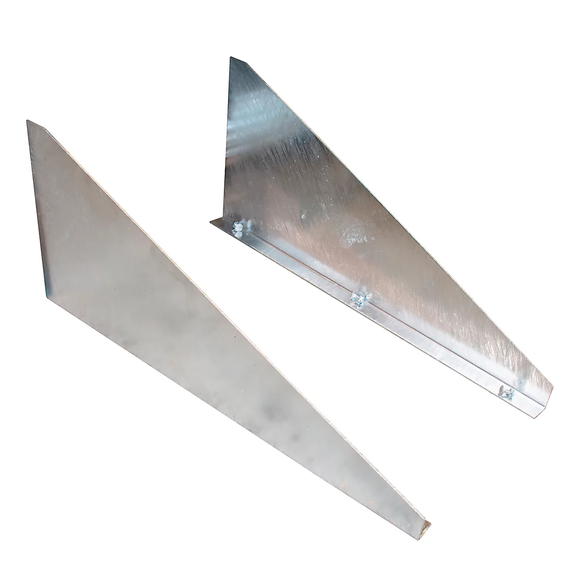 Twee metalen, driehoekige hoekstukken tegen een witte achtergrond.