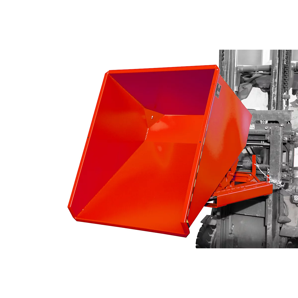 Eine orangefarbene Kippmulde an einem Gabelstapler. Die Mulde ist schräg gestellt.