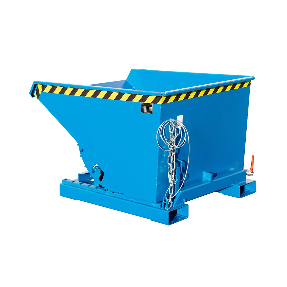 Blauer Metallkipper mit Warnstreifen. An der Seite Kette und Haken, roter Wasserhahn.