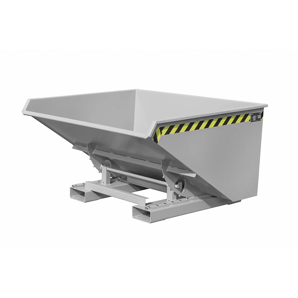 Grijze container met schuine voorkant en geel-zwarte waarschuwingsstrepen. Staat op frame, tegen een witte achtergrond.