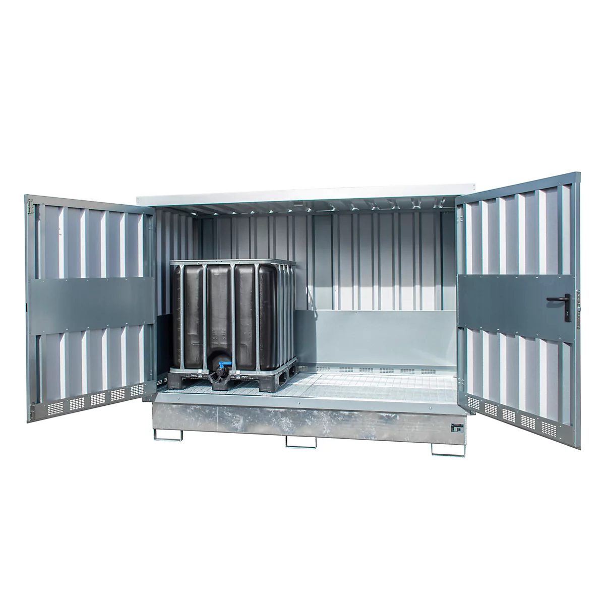 Grauer Stahlcontainer mit geöffneten Türen. Im Inneren steht ein schwarzer IBC-Tank auf einer Palette.