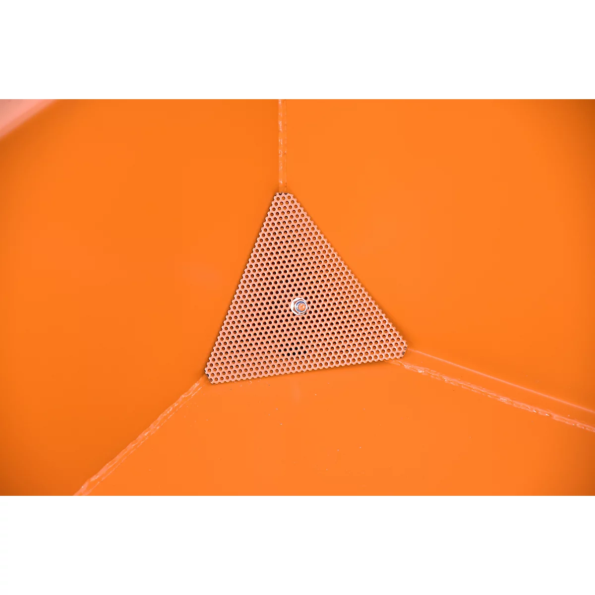 Detailansicht eines orangefarbenen Objekts mit einem dreieckigen, perforierten Element und einem kleinen silberfarbenen Niet in der Mitte.