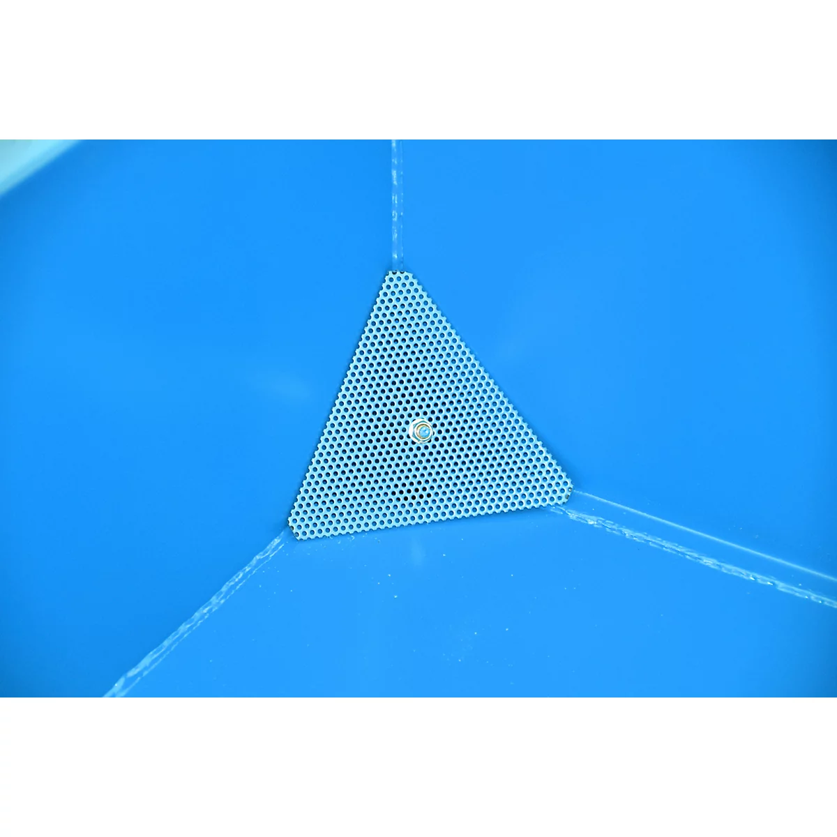 Blau lackierter Kippbehälter mit schwarz-gelber Warnmarkierung. Kette und Sicherung. Auf Palettenrahmen stehend.
