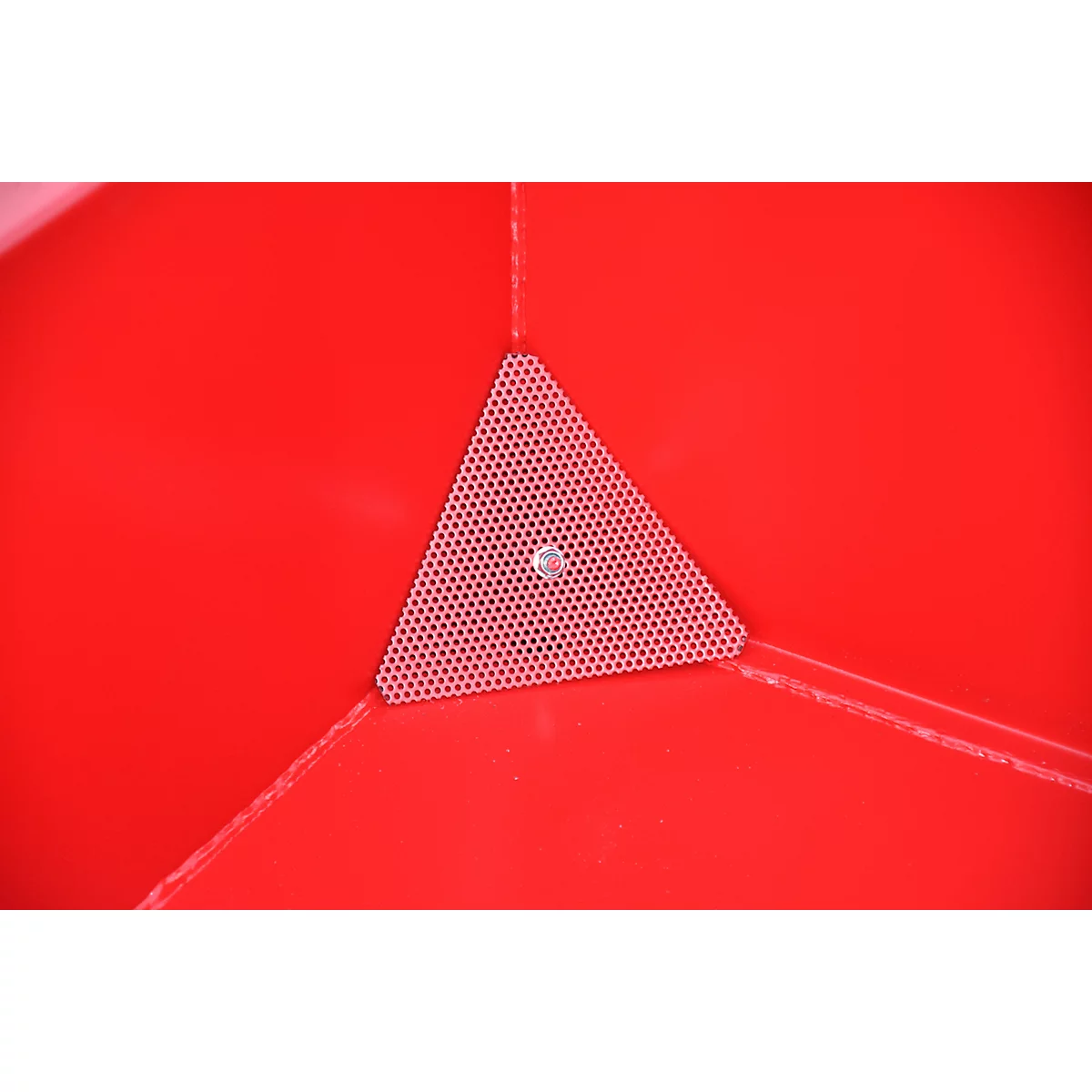 Roter Stahlbehälter mit gelb-schwarzer Markierung an der Seite. Auf weißen Hintergrund, freigestellt.