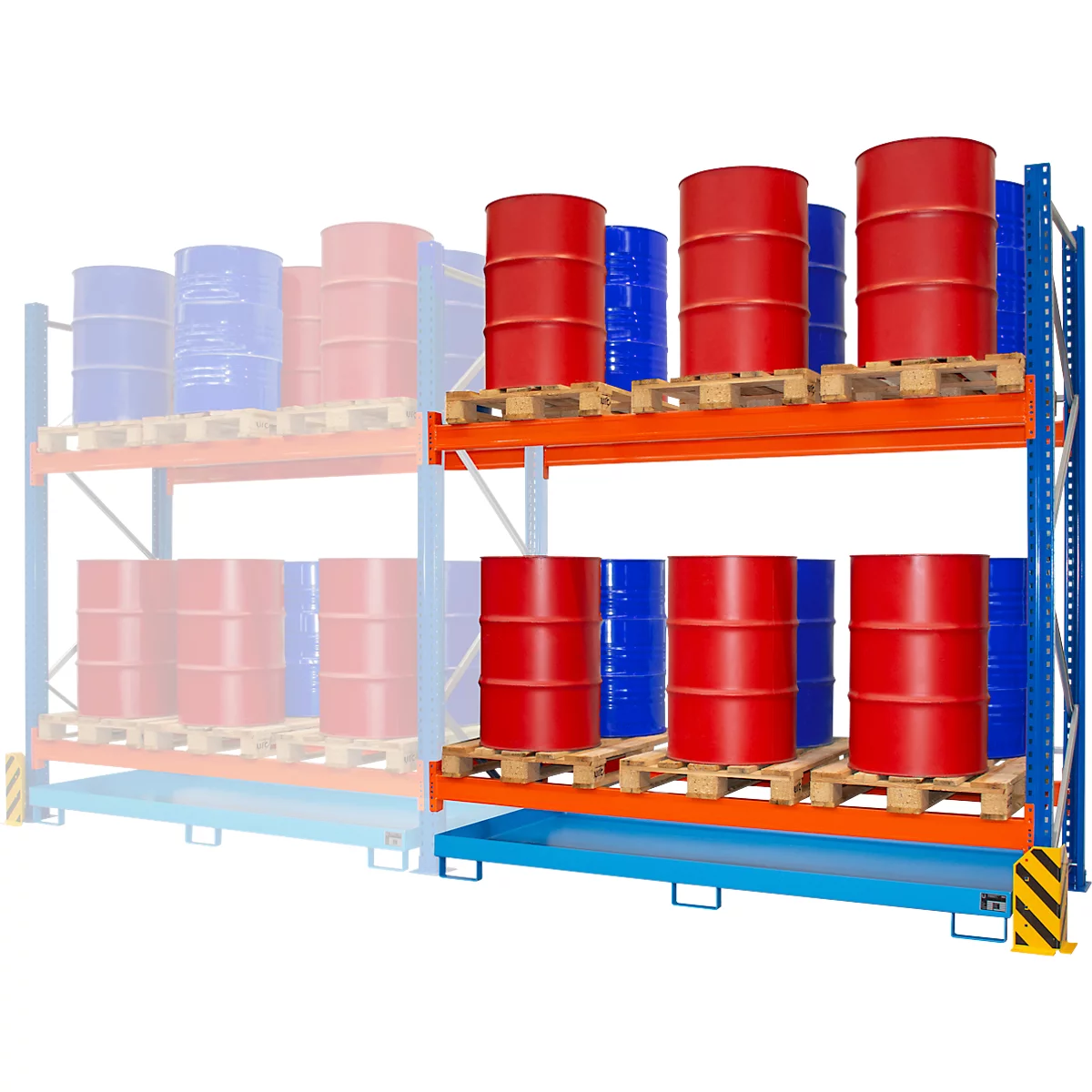 Rek met rode en blauwe vaten op pallets. De achtergrond is licht.