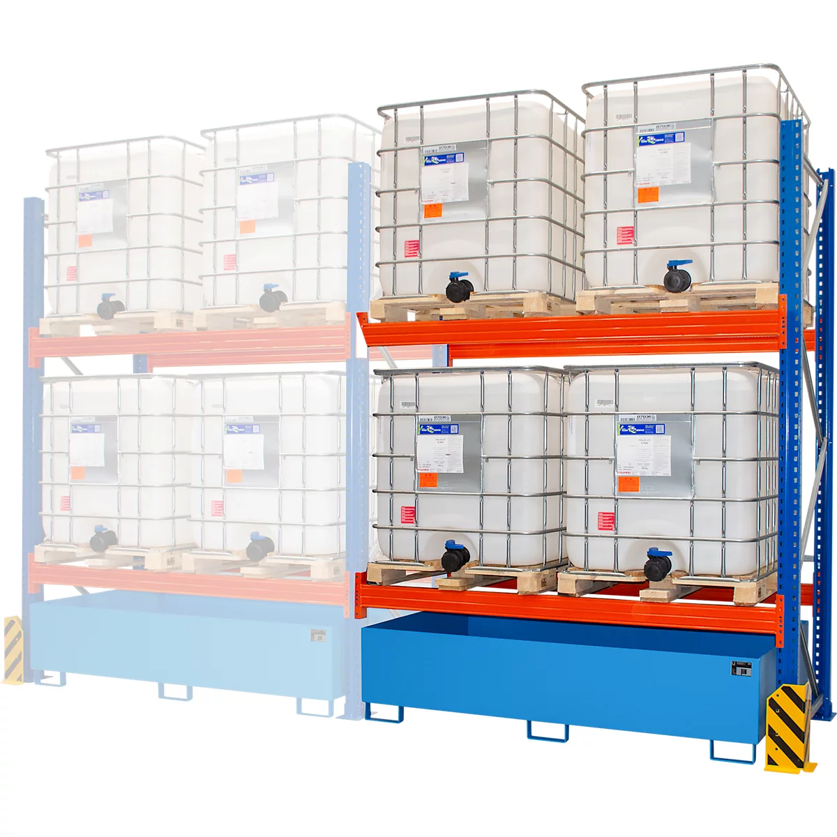 Ein Lagerregal mit vier weißen IBC-Containern. Darunter eine blaue Auffangwanne.