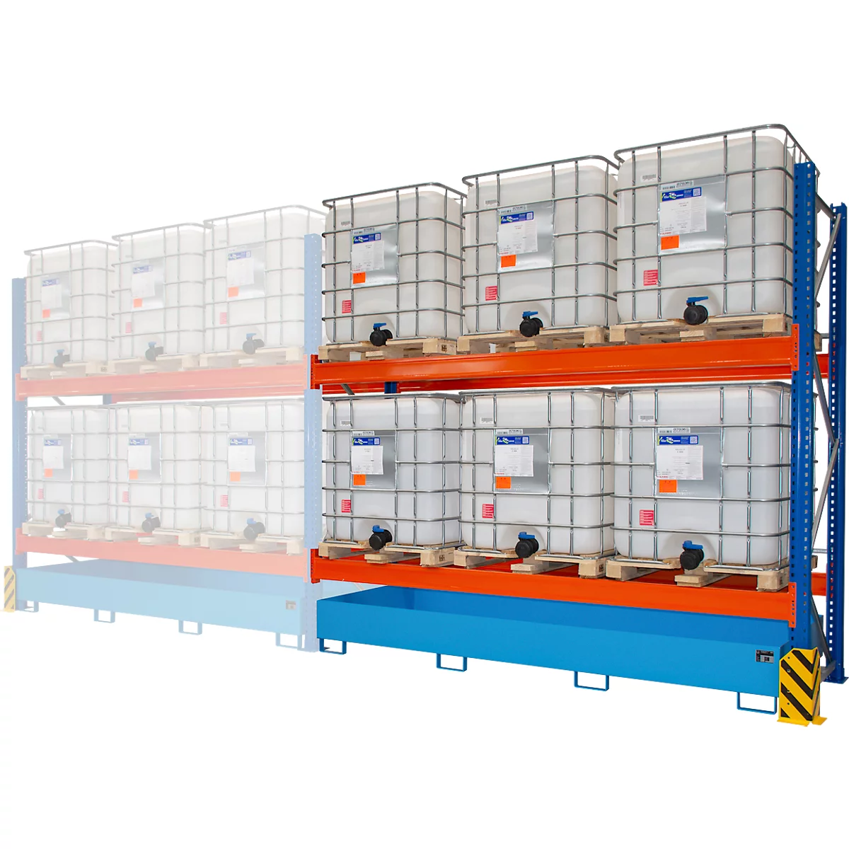 Regalsystem mit weißen IBC-Tanks. Orangefarbene Regale, blaue Auffangwanne. Die Tanks stehen auf Paletten.