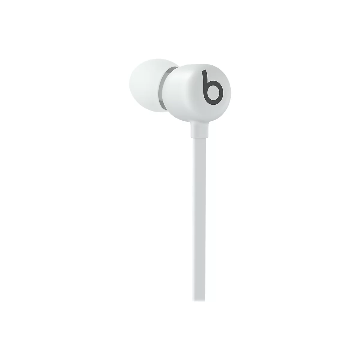 Gros plan d'un écouteur Beats blanc sur fond blanc. Le logo 'b' est clairement visible.