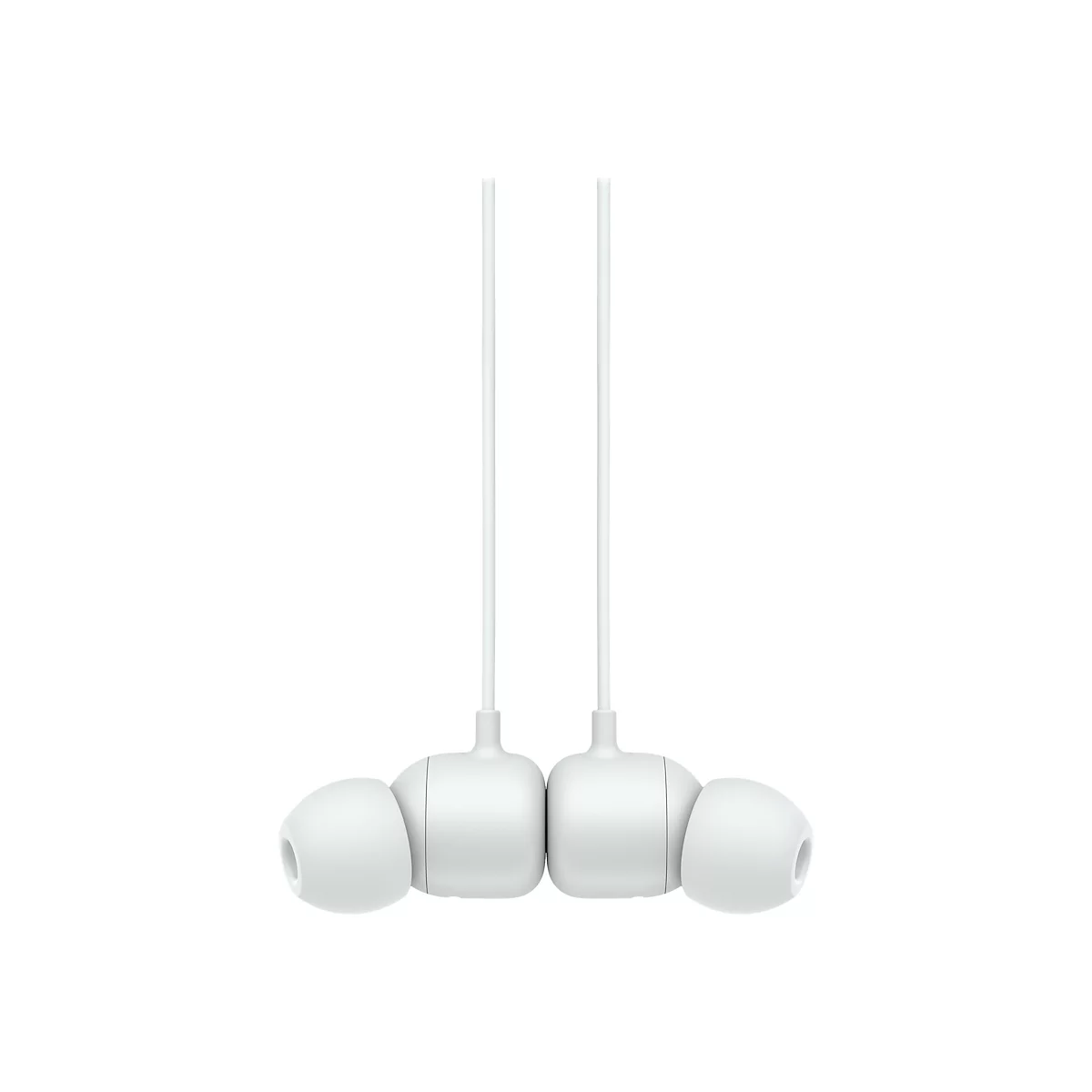 Nahaufnahme von weißen In-Ear-Kopfhörern mit weißem Kabel, freigestellt vor weißem Hintergrund.