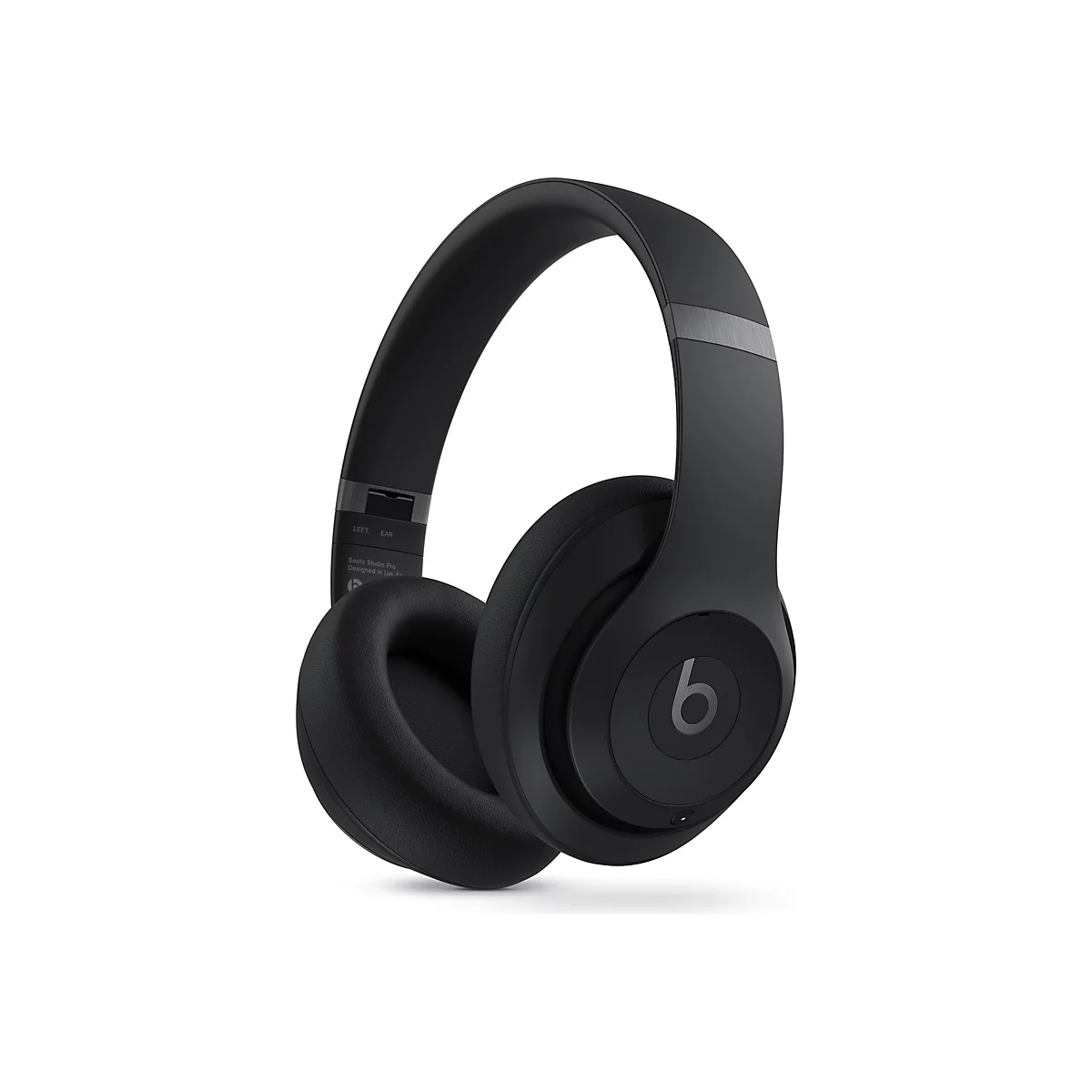 Casque noir, en perspective sur fond blanc. Le casque porte le logo "b" sur l'écouteur et l'inscription "Beats Studio Pro" sur le bandeau.