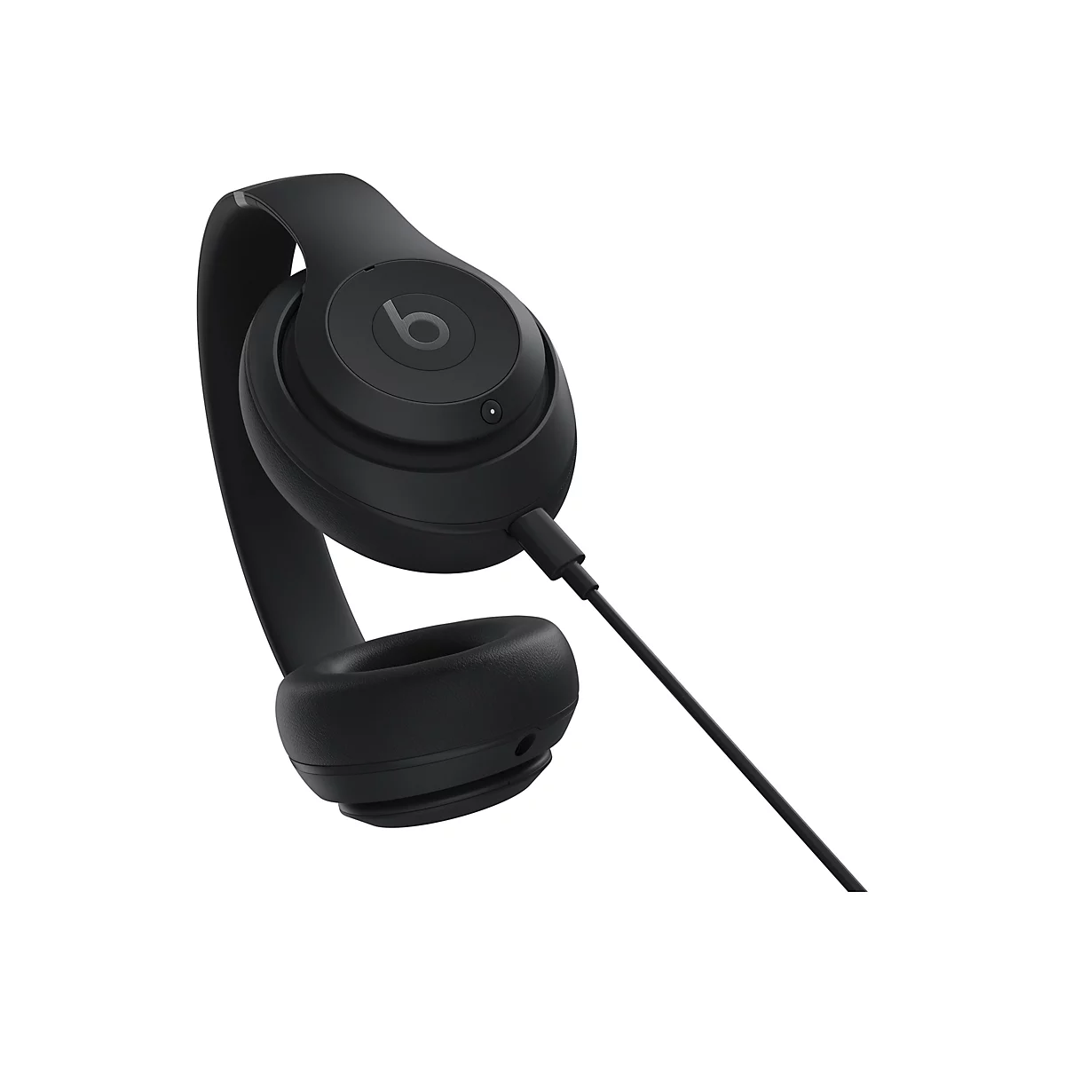 Schwarzer KopfhÃ¶rer mit Kabel, von der Marke Beats, auf weiÃŸem Hintergrund.