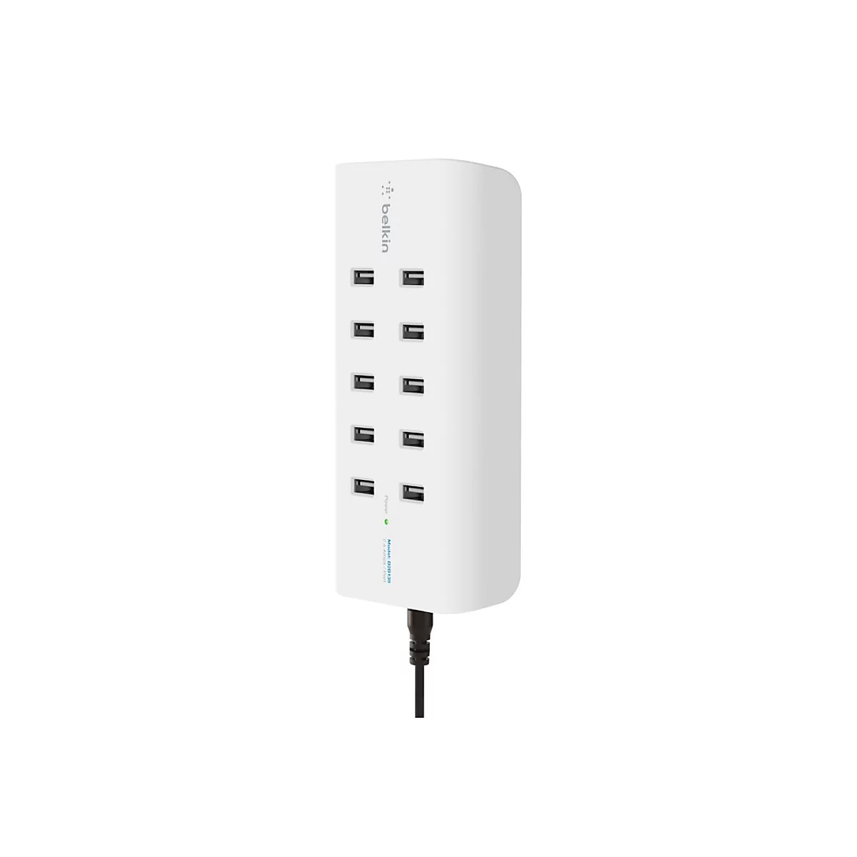 Weißer Belkin USB-Ladegerät-Hub mit 10 Anschlüssen. Der Hub steht aufrecht, ein schwarzes Kabel hängt heraus. Der grüne Power-Punkt ist sichtbar.