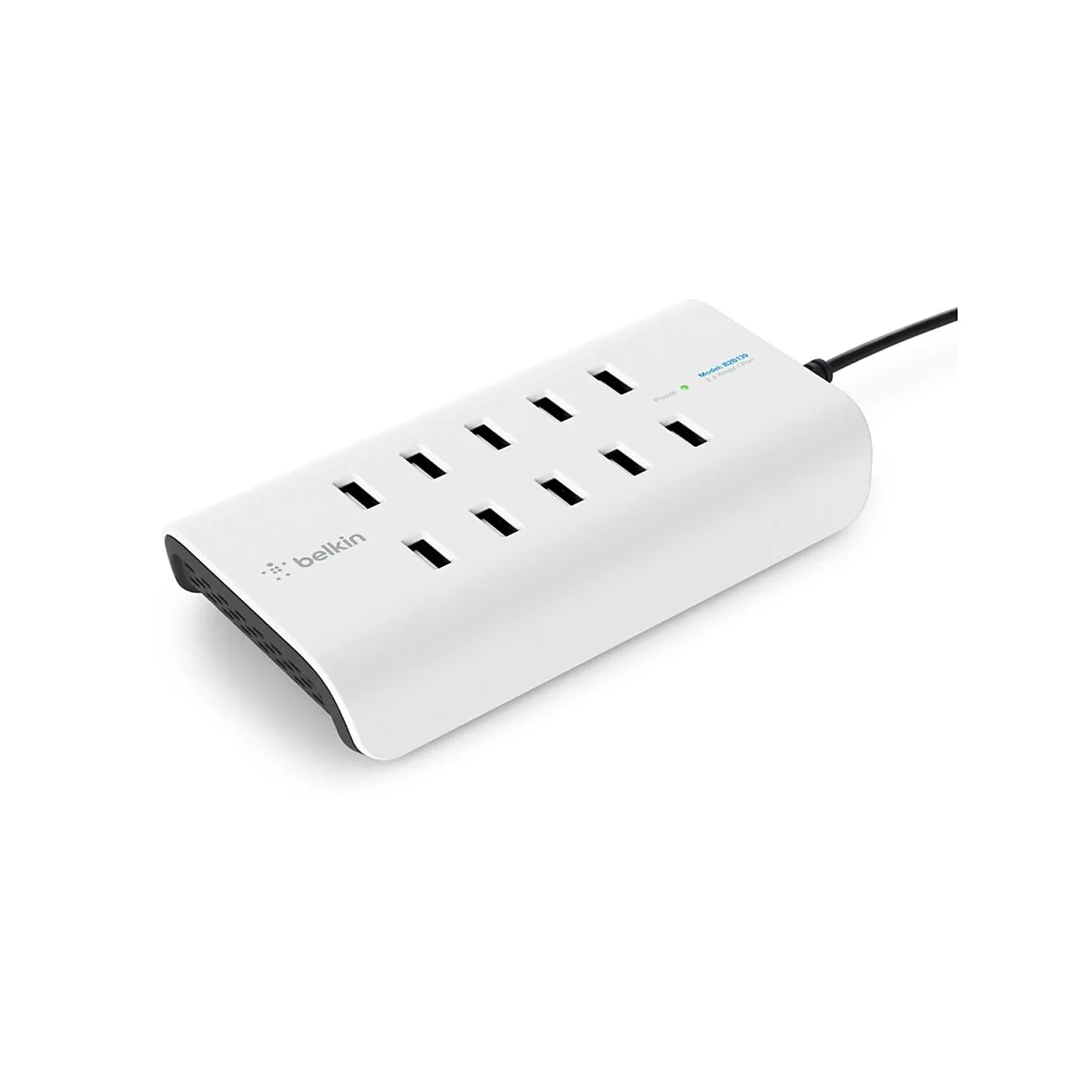 Weisse Mehrfachsteckdose von Belkin mit acht Steckdosen. Ein schwarzes Kabel führt nach oben.