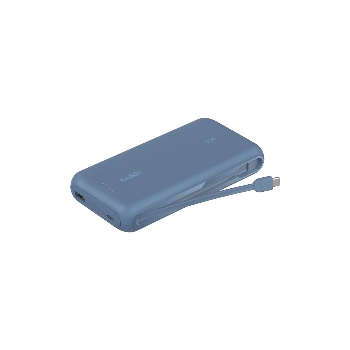 Batterie externe Belkin bleue avec câble USB-C. 30W et Belkin sont inscrits sur la surface. Le câble est à côté.