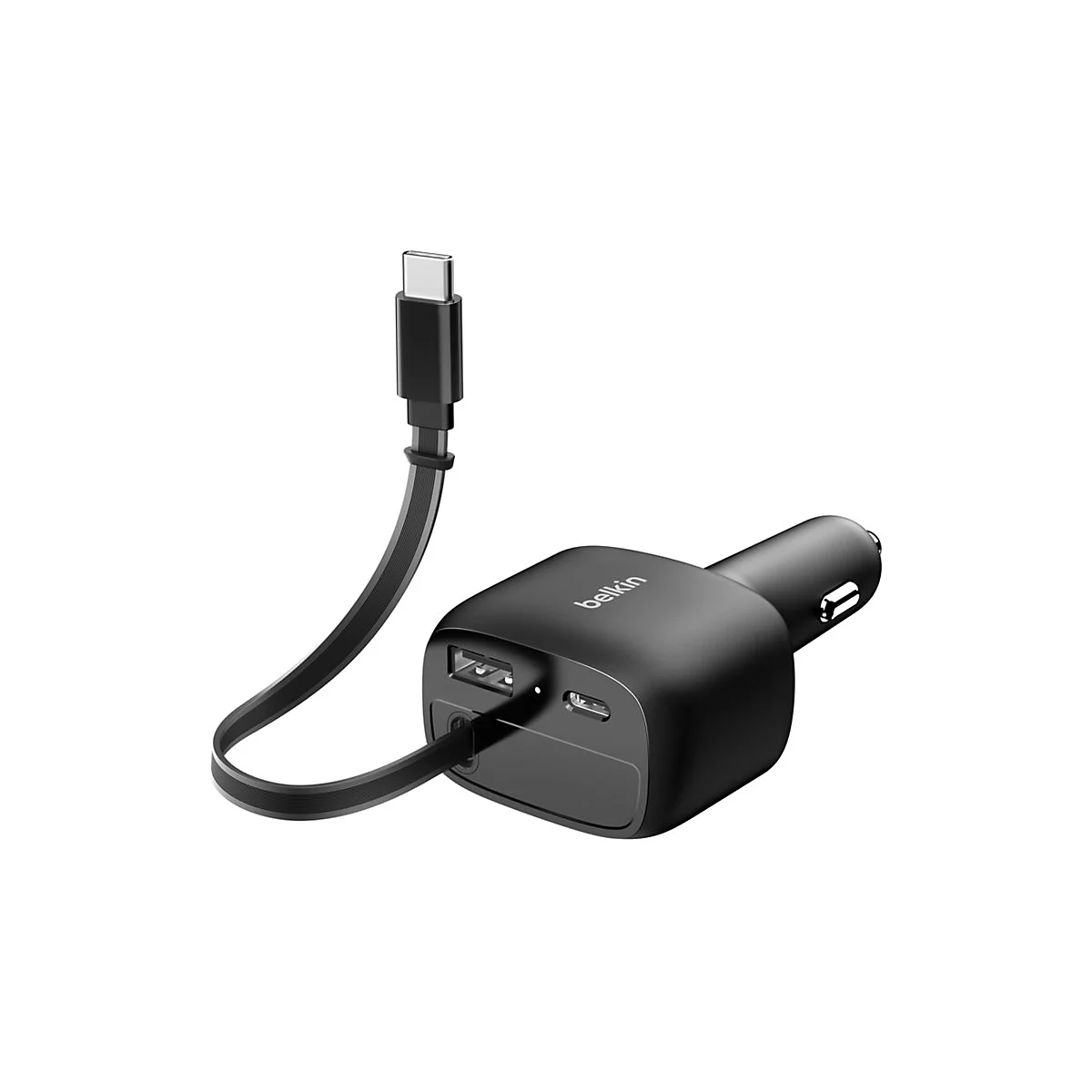 Chargeur de voiture noir avec câble USB-C. L'appareil dispose de deux ports USB-A et d'un port USB-C, le logo Belkin est visible.