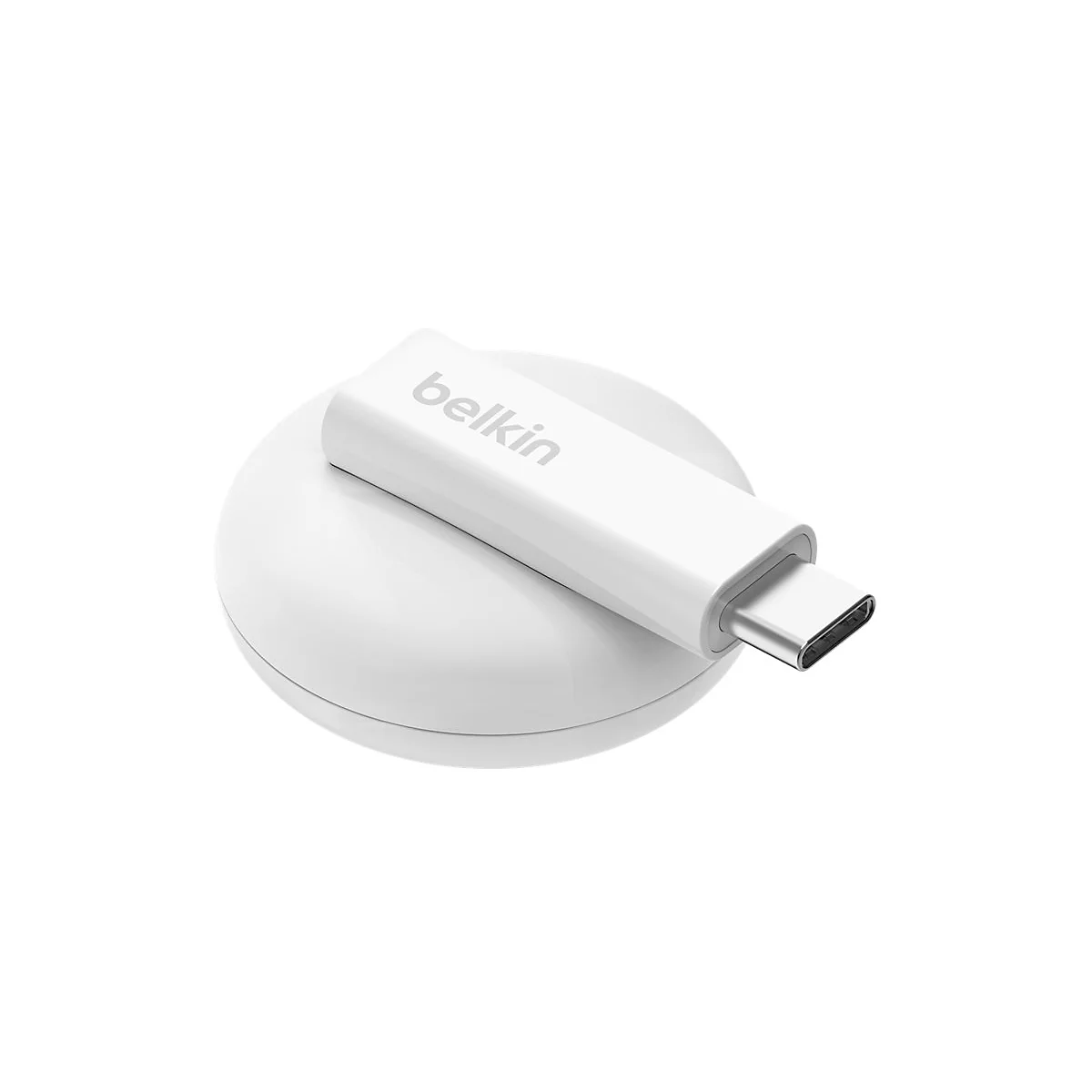 Chargeur USB-C Belkin blanc posé sur une base blanche et ronde. Le connecteur est argenté.
