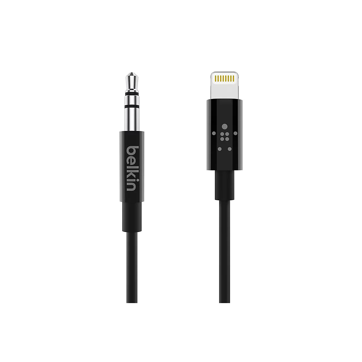Un câble audio noir avec une prise jack 3,5 mm et un connecteur Lightning. Le logo Belkin est clairement visible.