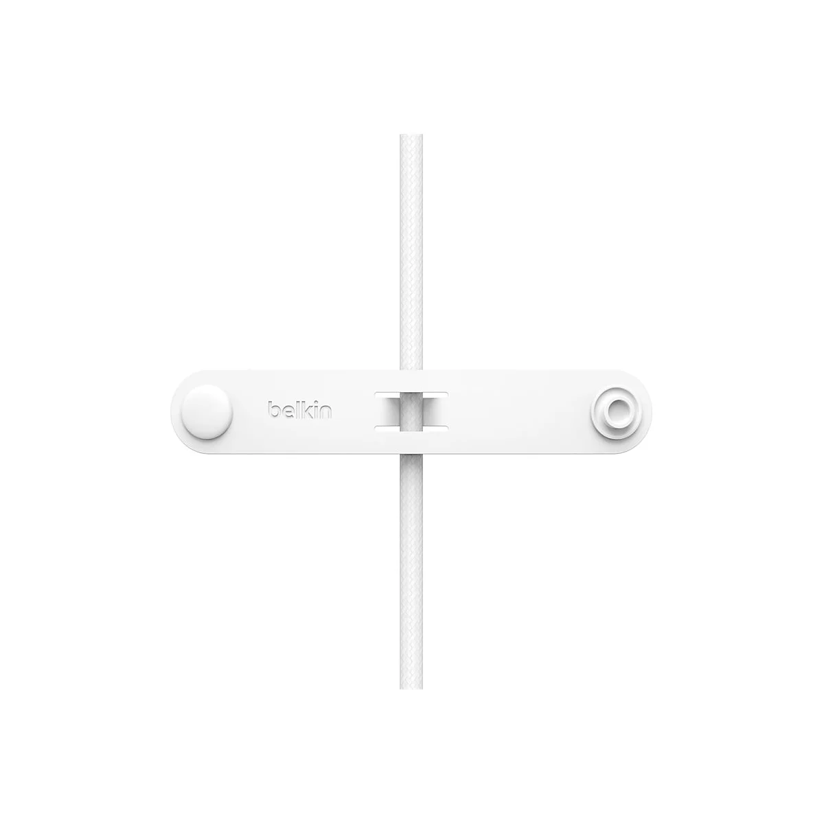 Un câble blanc est maintenu en place par une attache de câble Belkin blanche. L'attache est rectangulaire avec des extrémités arrondies.