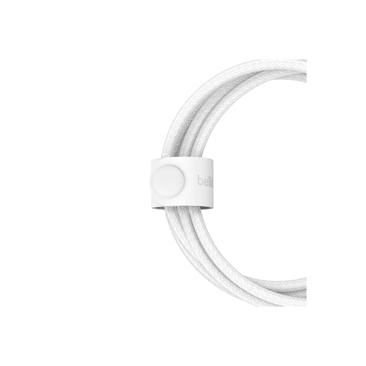 Gros plan d'un câble de chargement blanc s'enroulant autour d'une pièce en plastique blanche. L'étiquette 'belkin' est imprimée sur la pièce en plastique.