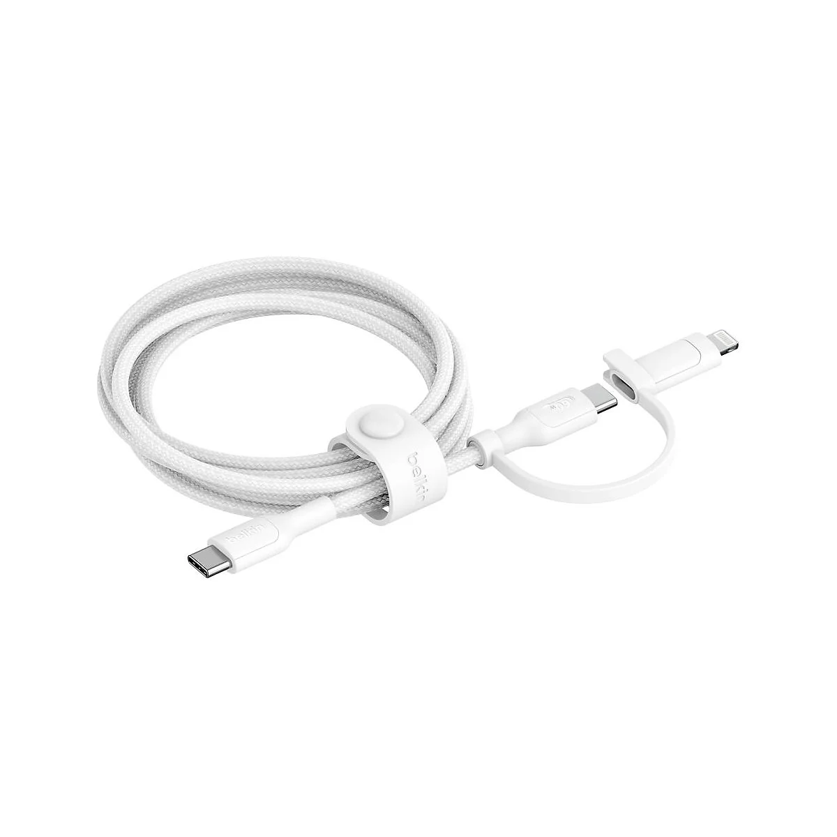 Câble de chargement Belkin blanc avec connecteurs USB-C et Lightning. La partie tressée du câble est enroulée autour d'un support.