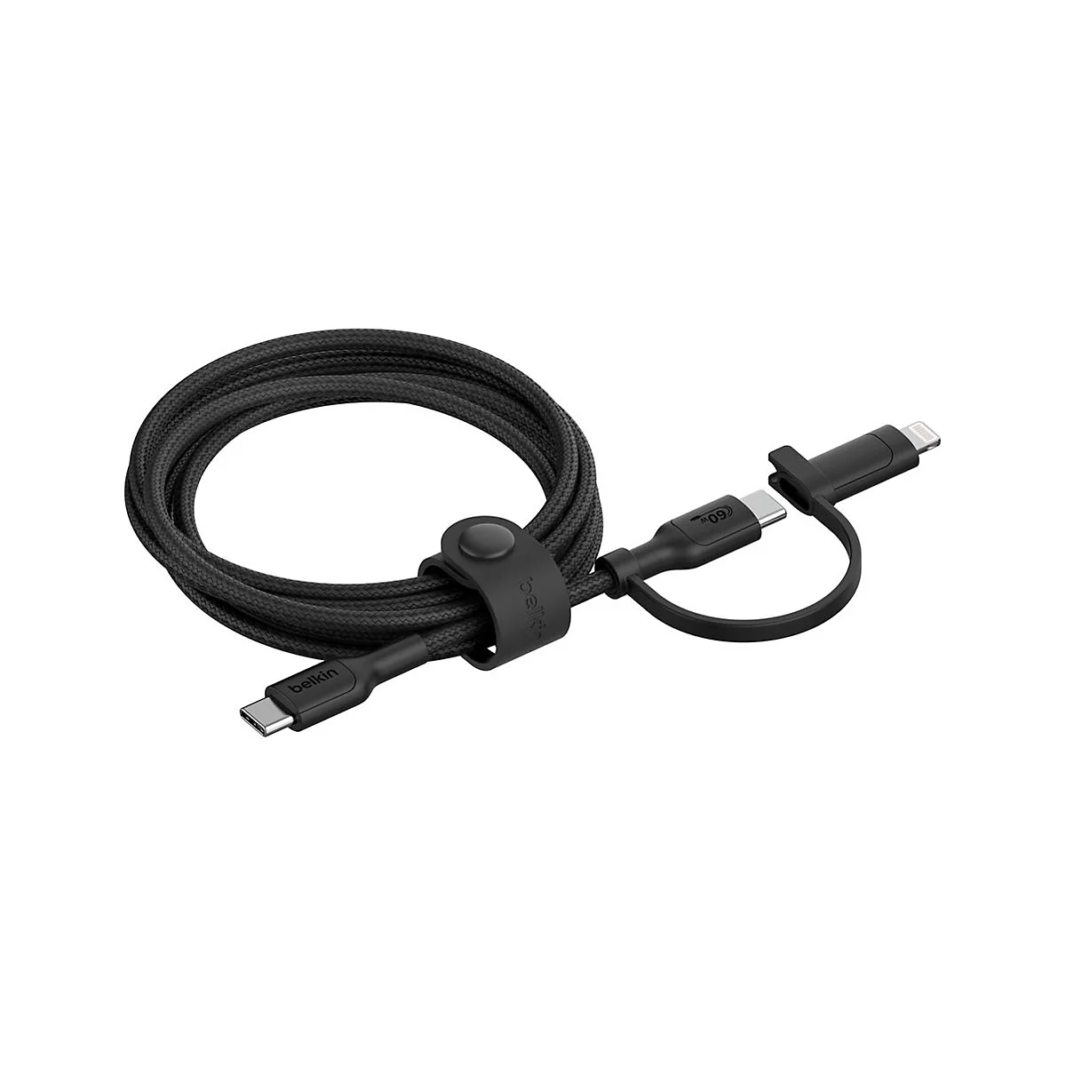 Câble de charge noir, enroulé. USB-C des deux côtés, ainsi qu'un connecteur Lightning. Avec le logo Belkin. Sur fond blanc.