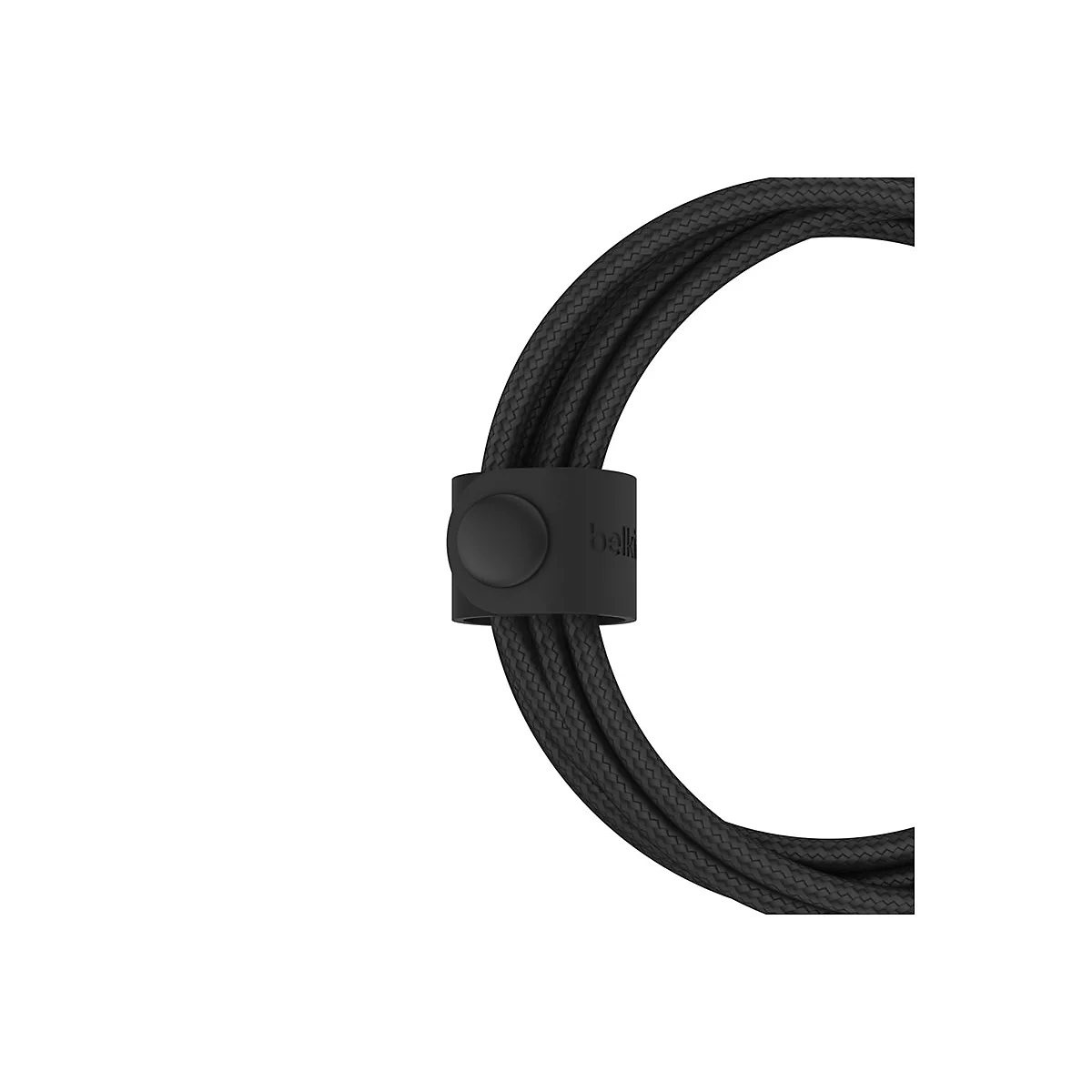 Gros plan sur un câble de chargement noir avec une sangle velcro. Le logo Belkin est visible.
