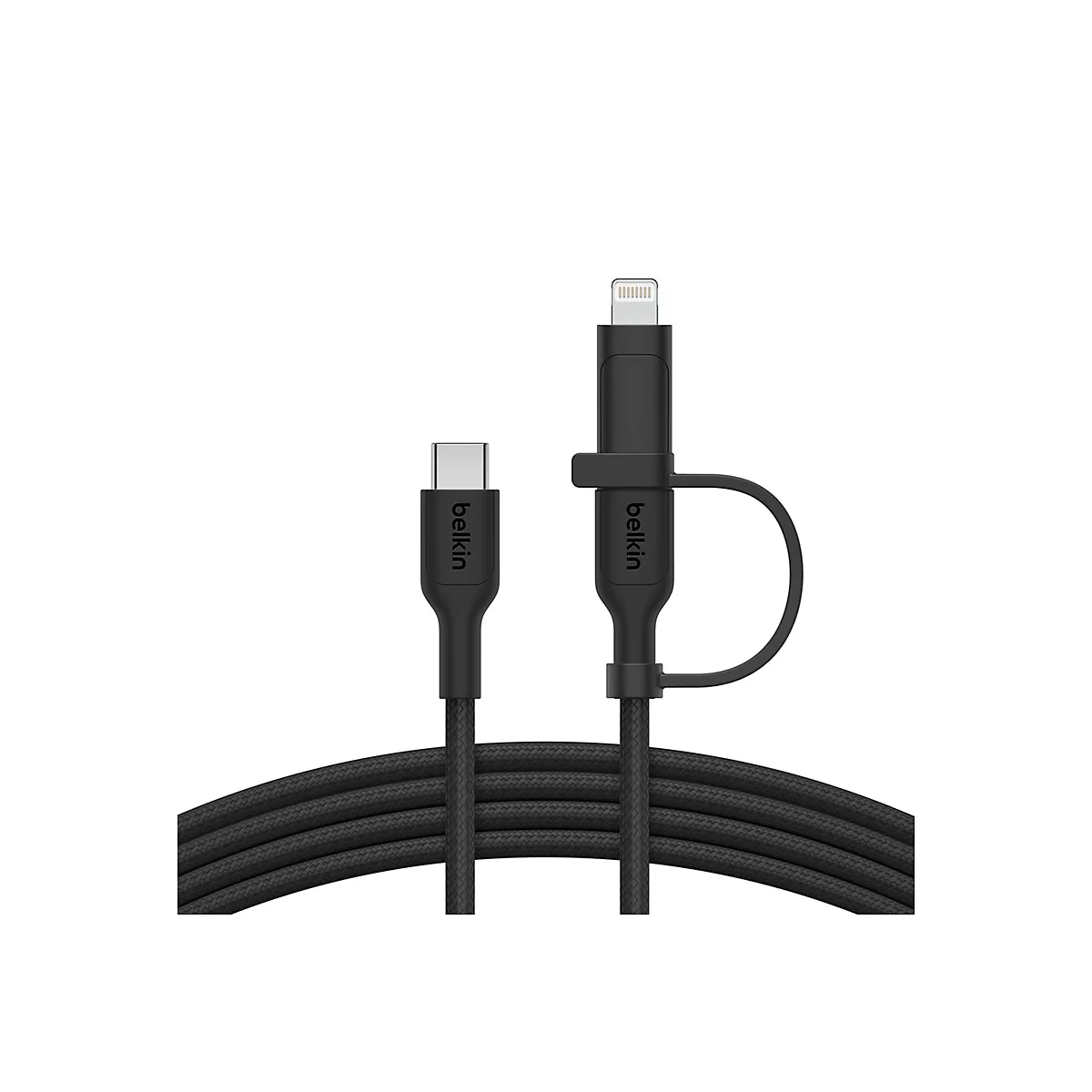 Un câble de chargement noir de la marque Belkin, avec un connecteur USB-C et un connecteur Lightning.