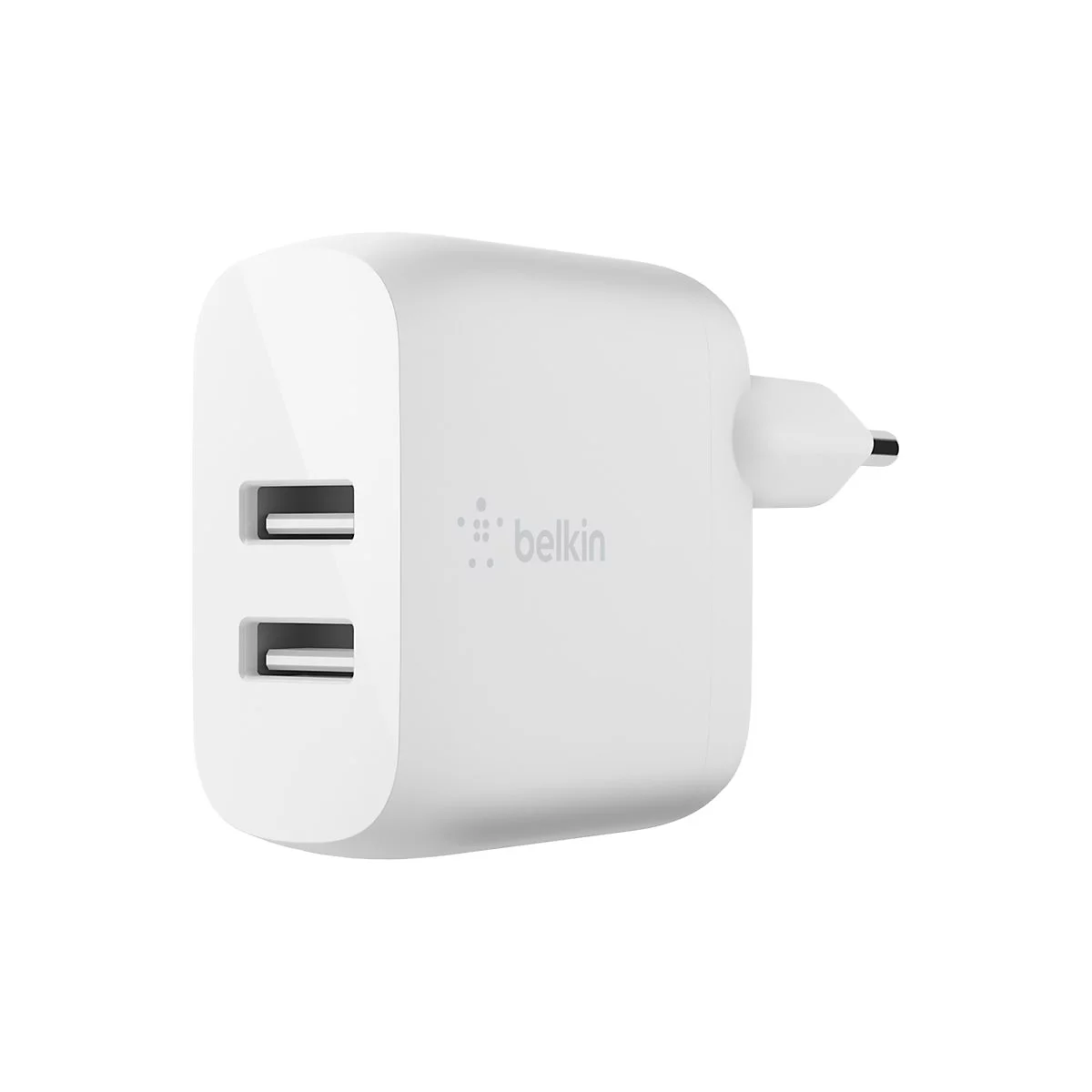Chargeur Belkin blanc avec deux ports USB. La prise est visible.