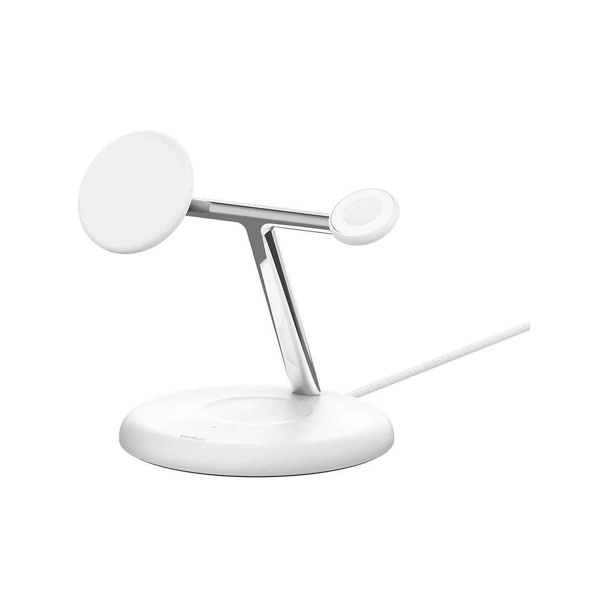 Station de recharge sans fil blanc. Il charge un téléphone et une Apple Watch, posés sur les supports. Le nom de la marque Belkin est visible.