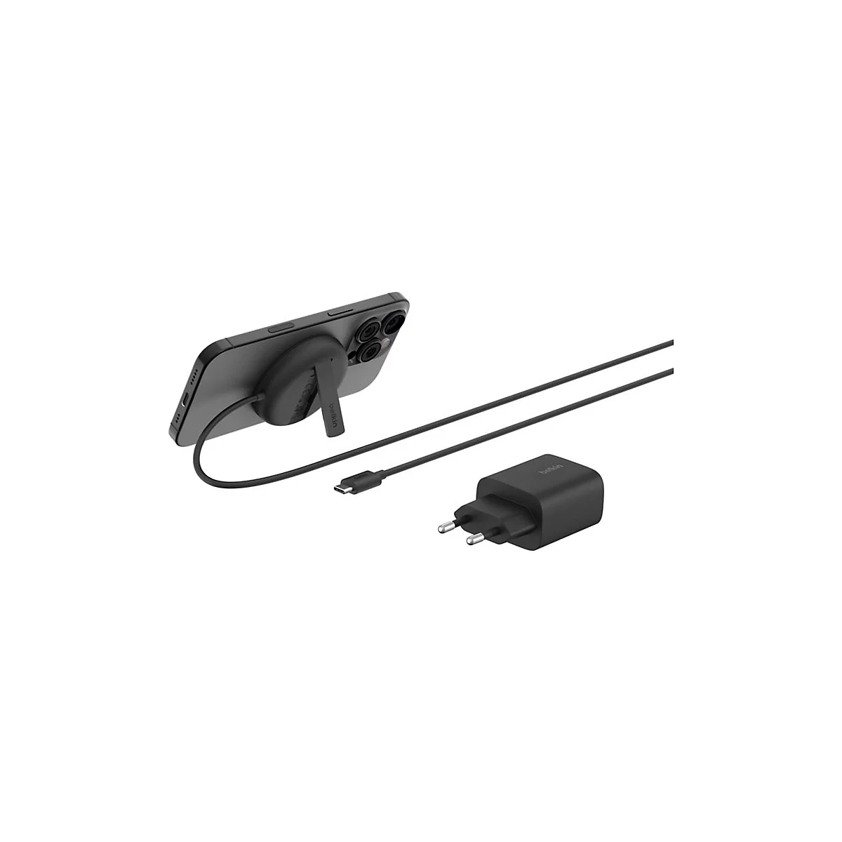 Smartphone noir avec chargeur, câble et adaptateur secteur sur fond blanc. Le téléphone dispose d'une station de chargement MagSafe.