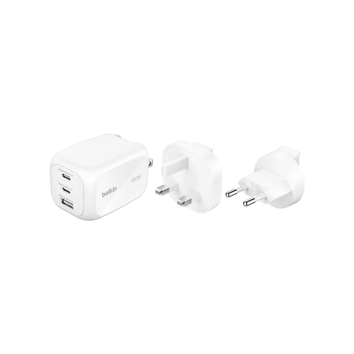 Chargeur Belkin blanc avec adaptateurs détachables pour différentes prises.
