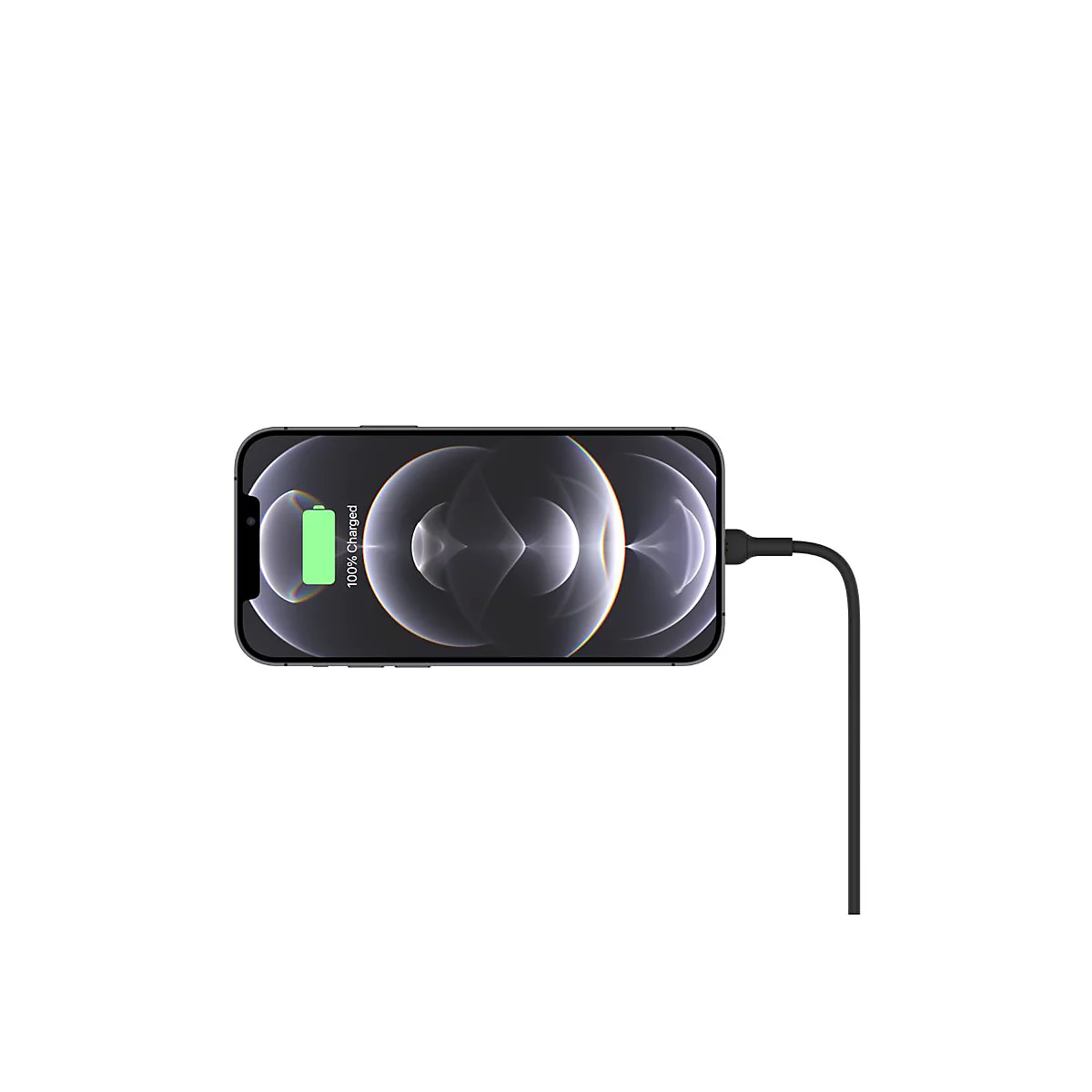 Ein schwarzes Smartphone mit Ladekabel zeigt einen voll geladenen Akku auf weißem Hintergrund.