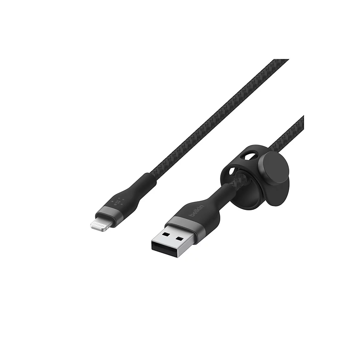 Ein schwarzes Ladekabel mit einem USB-Anschluss und einem Lightning-Anschluss. Das Kabel ist mit Belkin beschriftet und hat eine Klett-Kabelführung.