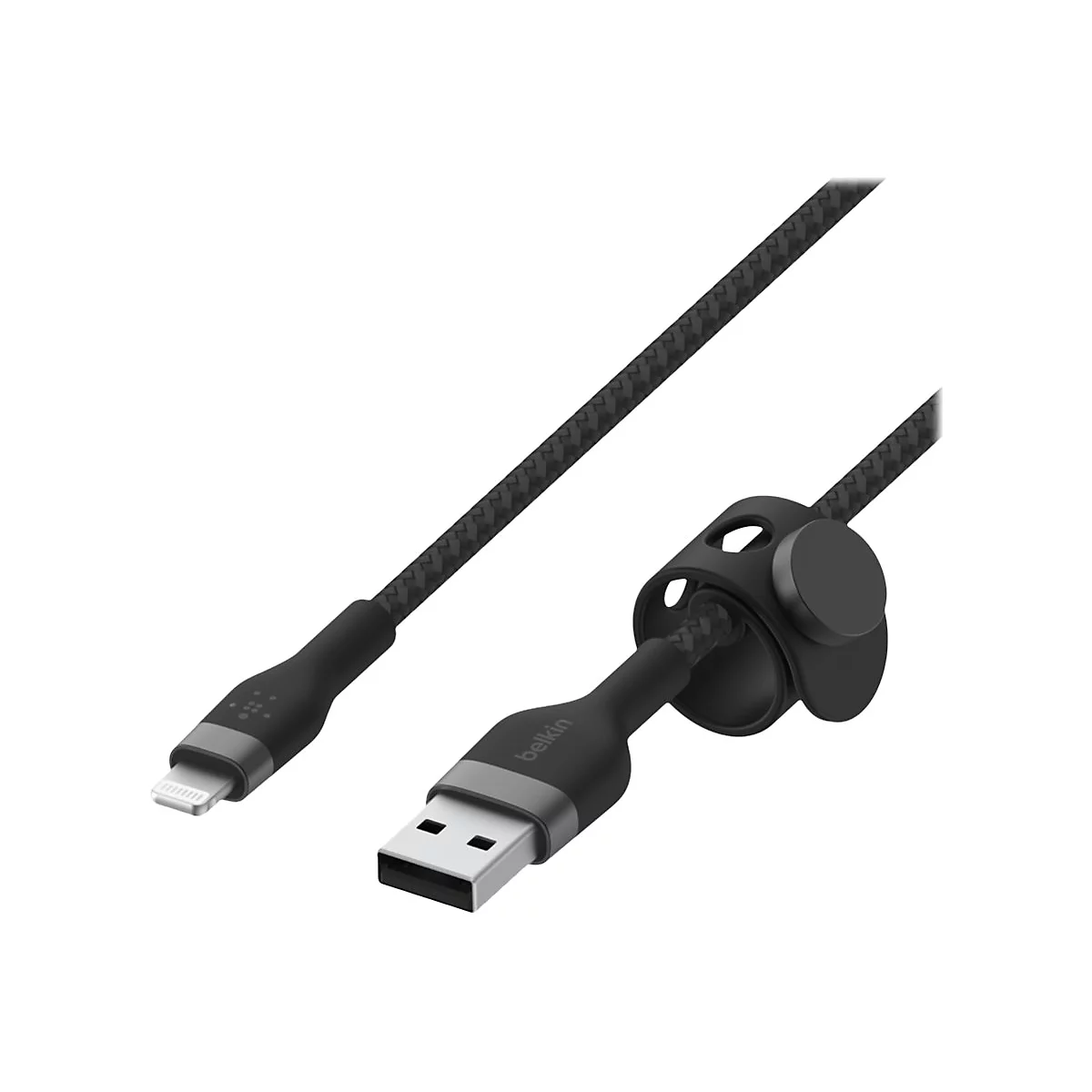 Ein schwarzes Ladekabel von Belkin für Smartphones. Das Kabel hat einen USB- und einen Lightning-Anschluss, ein gewebtes Design und eine Kabelsicherung.