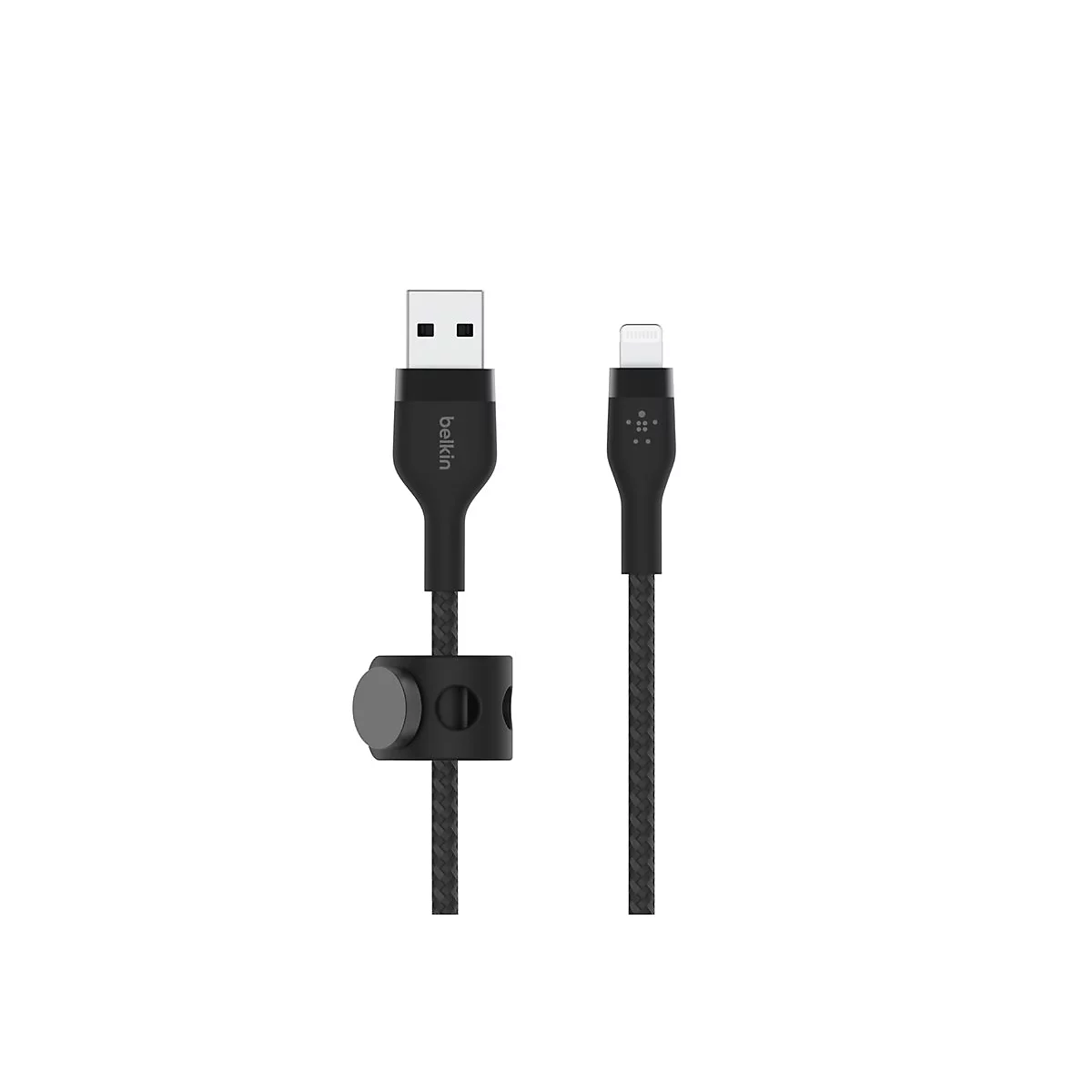 Ein schwarzes USB-Ladekabel mit Lightning-Anschluss. Das Belkin-Logo ist am USB-Anschluss zu sehen.