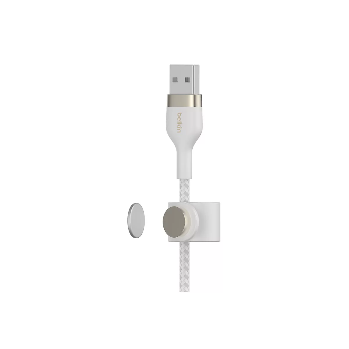 Ein weißes USB-Kabel mit Metallakzenten und dem Belkin-Logo. Neben einem kleinen Magneten.