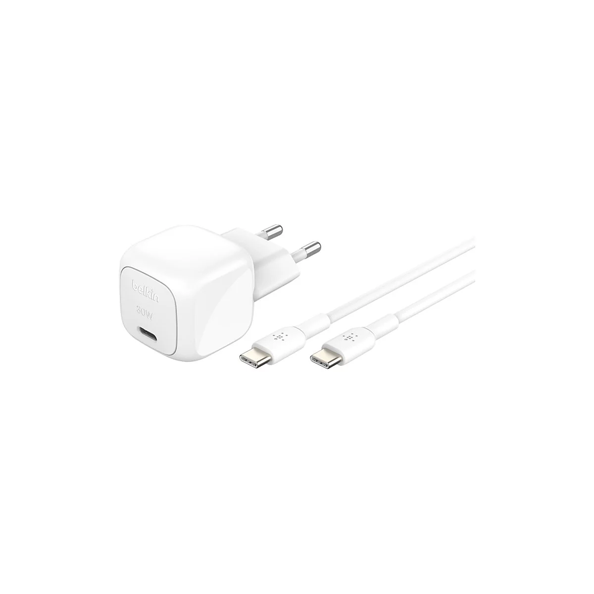 Weißes Belkin-Ladegerät mit Kabel. Auf dem Ladegerät steht Belkin und 30W. Die Kabel haben USB-C-Anschlüsse.