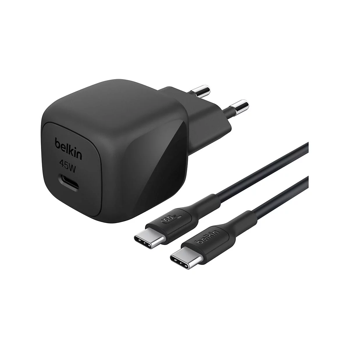 Schwarzes Belkin 45W USB-C Ladegerät mit Kabeln. Der Adapter zeigt "Belkin 45W" und eine USB-C-Buchse. Kabel mit USB-C-Steckern.