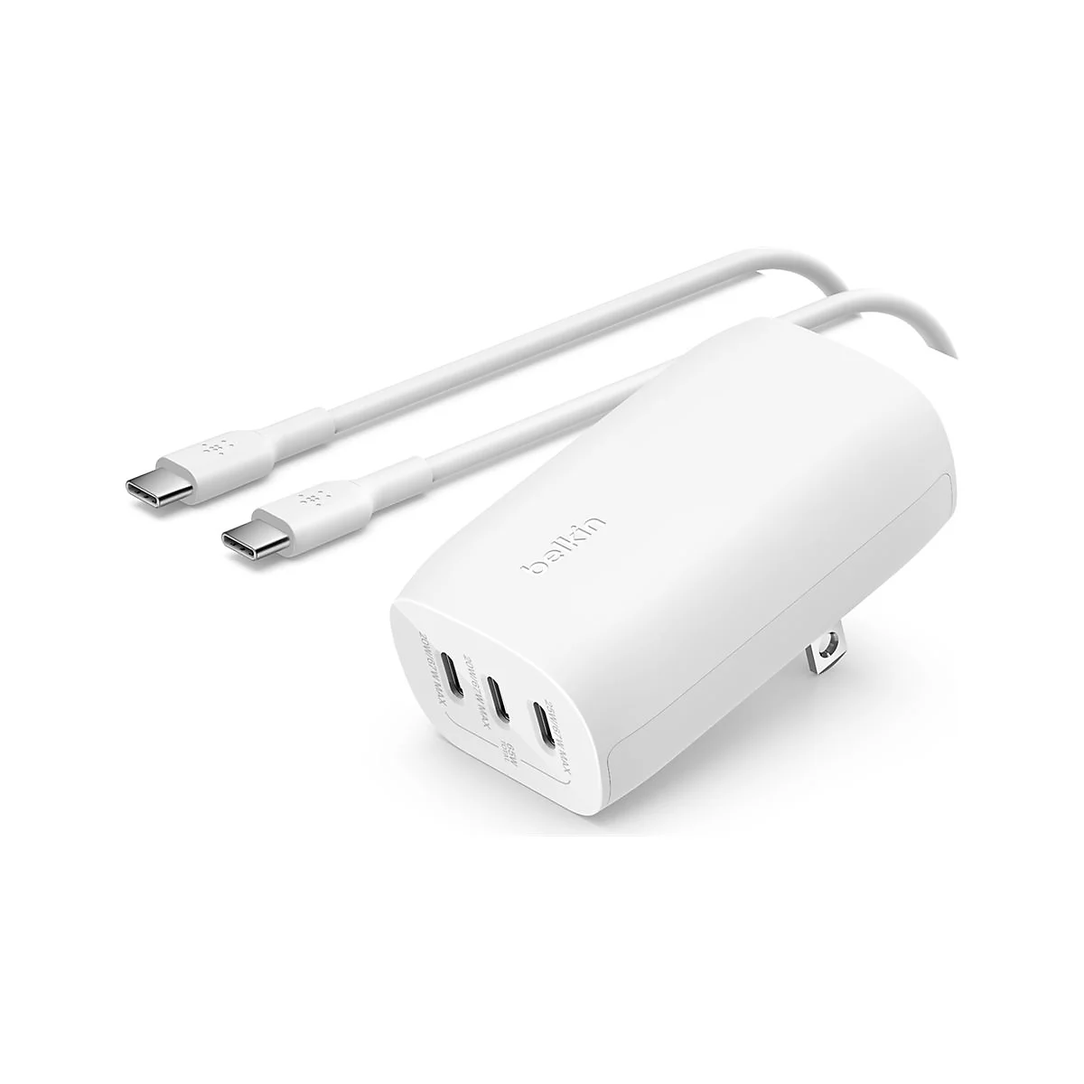 Ein weißes Belkin-Ladegerät mit zwei USB-C-Kabeln, Details der Anschlüsse und Leistungsausgabe. Aufschrift: Belkin.
