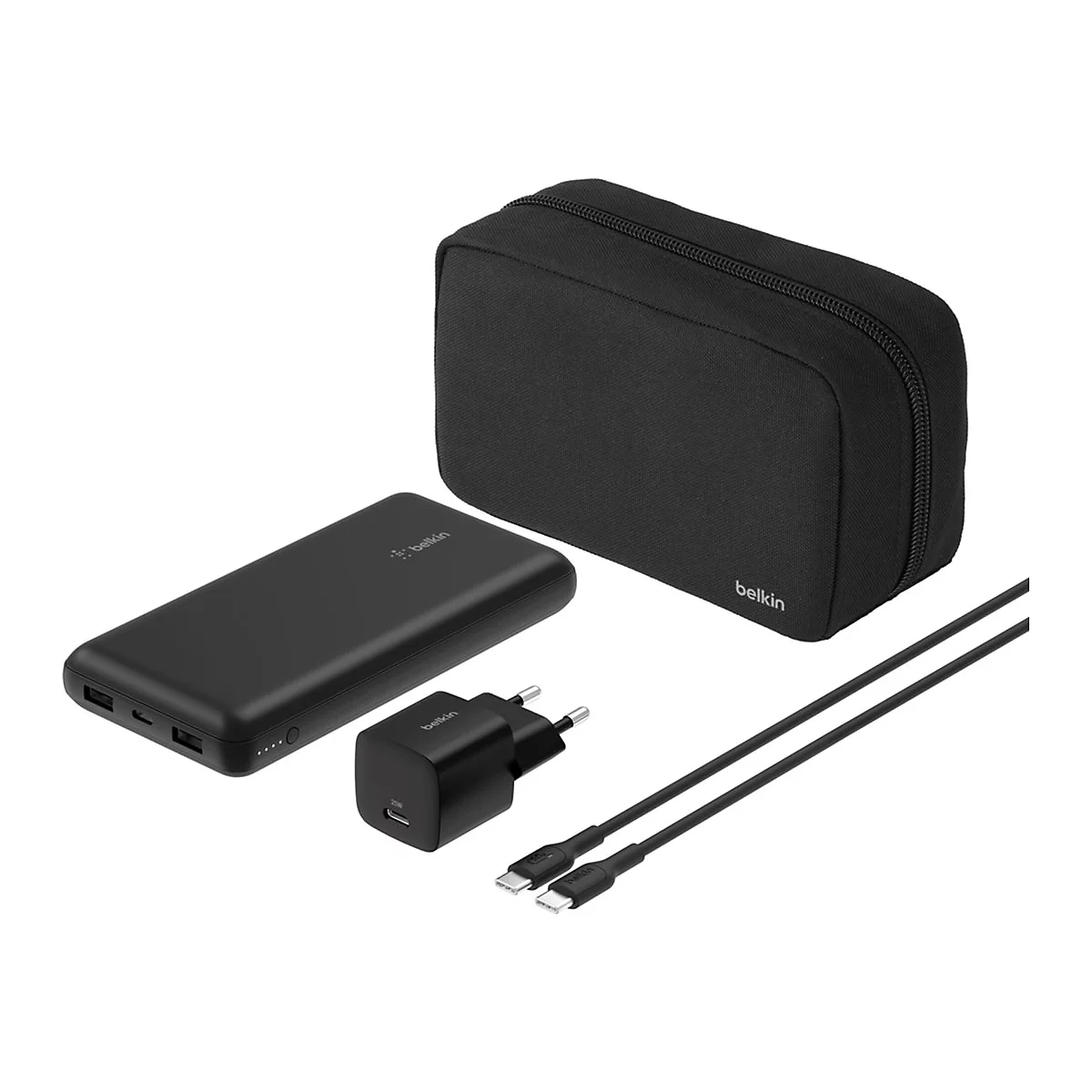 Schwarzes Belkin Lade-Set mit Powerbank, Netzteil, Kabeln und Transporttasche. Auf weißem Hintergrund.