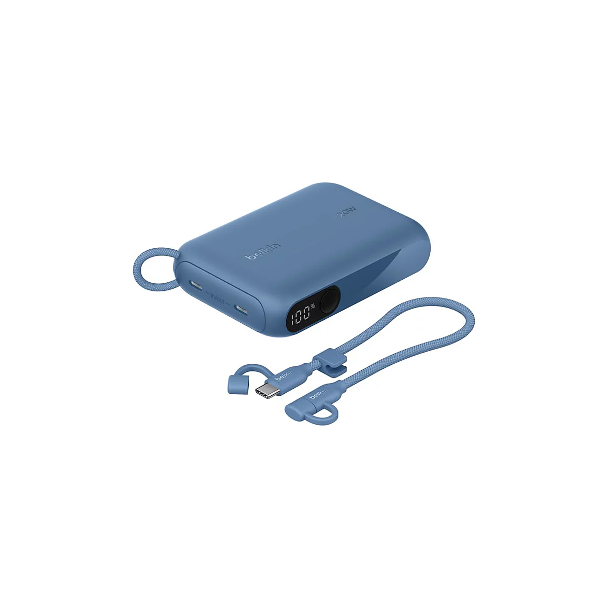 Batterie externe Belkin bleue affichant 100% de charge avec câble attaché, isolé sur fond blanc.